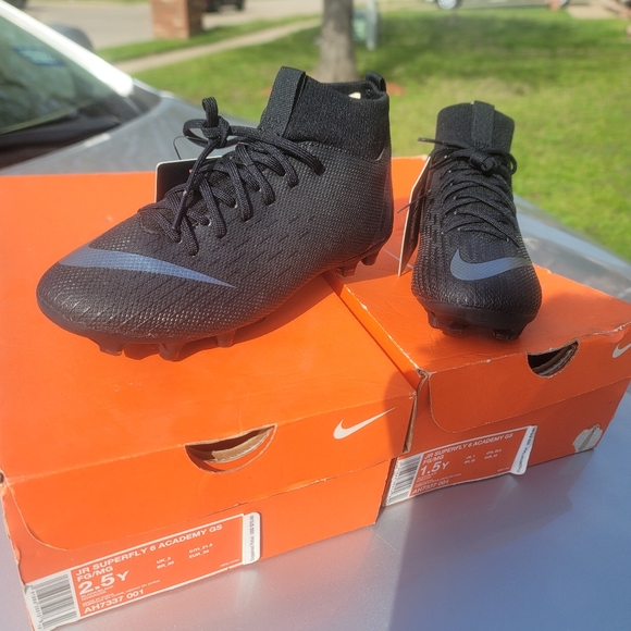 Nike Kids cleats - Picture 1 of 1